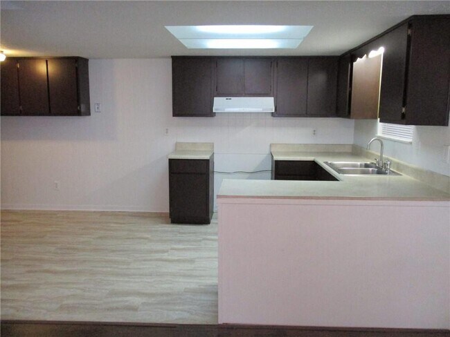Building Photo - 102 Westcliff Center St