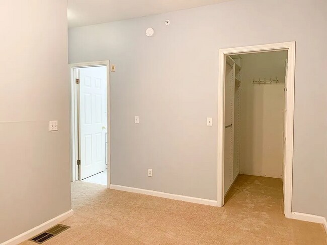 Building Photo - Located in a well-maintained community wit...