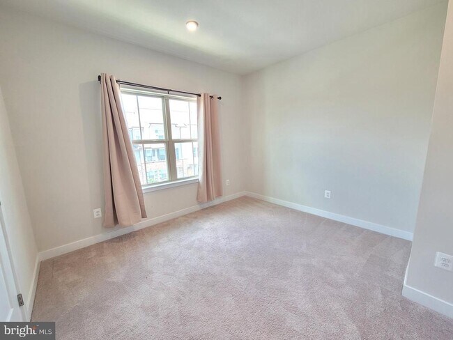Building Photo - 8667 Shady Pines Dr