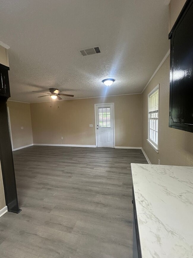 Building Photo - 4 Bed/2 Bath House