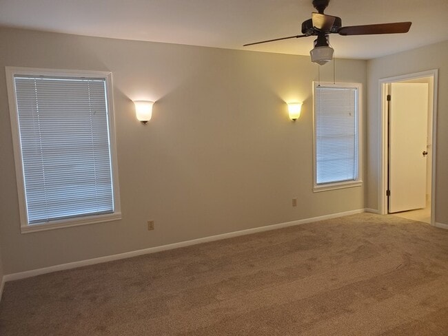 Building Photo - 2301 N Parkwood Dr