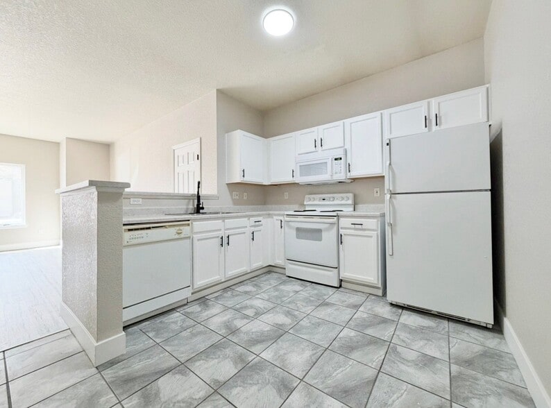Building Photo - 908 S Yampa St