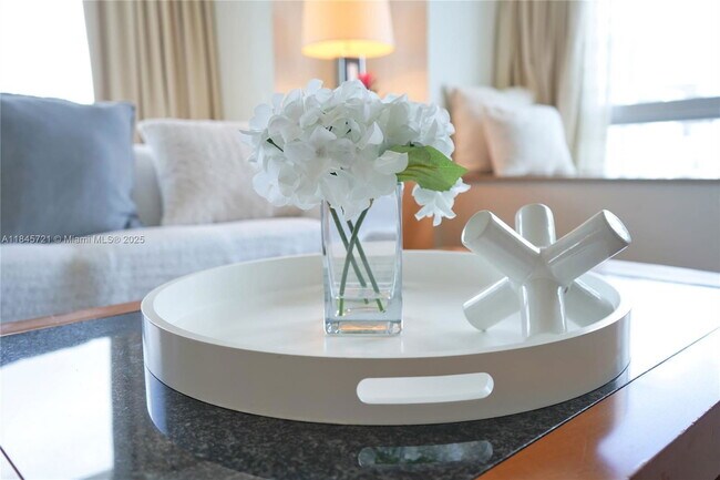 Building Photo - 1435 Brickell Ave