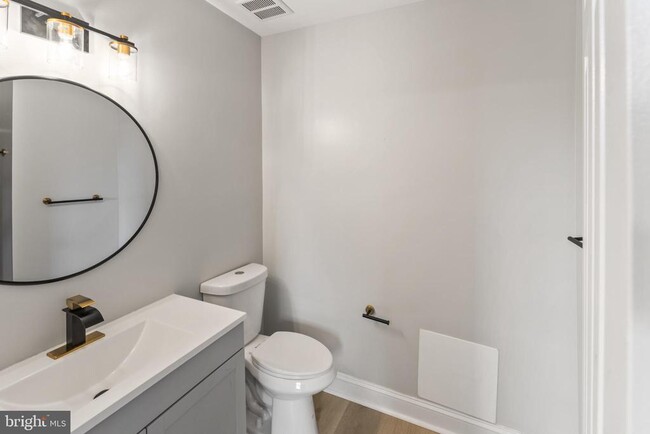 Building Photo - 8213 Roxbury Dr