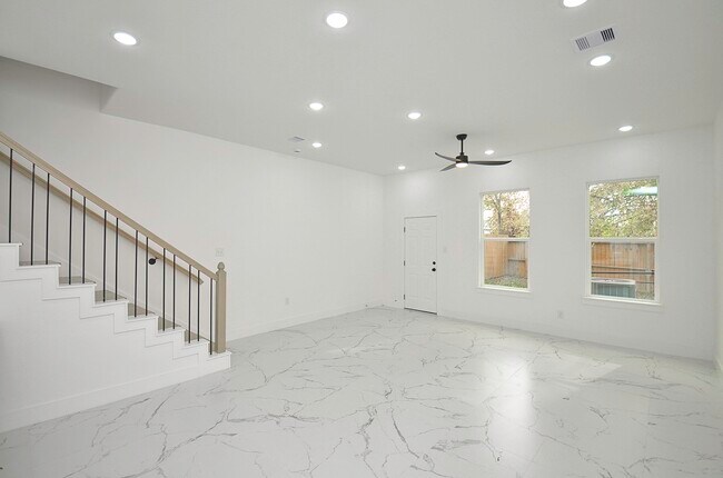 Building Photo - 9312 Waller St