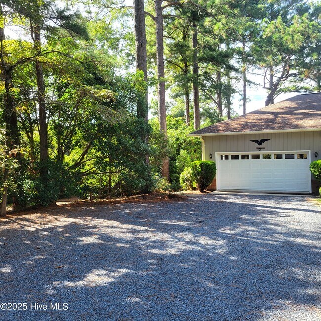 Building Photo - 62 Pine Ridge Dr