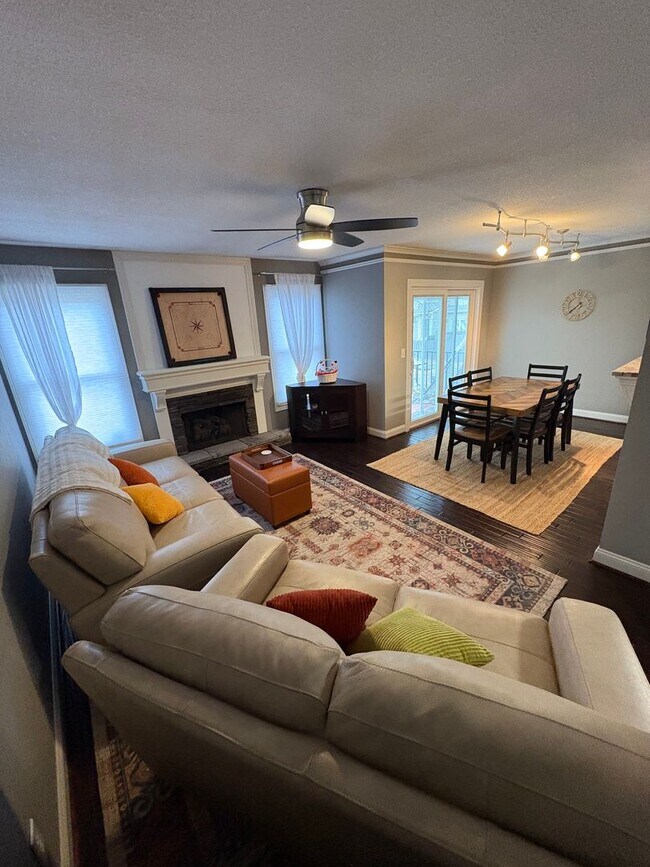 Building Photo - Beautiful 2-Bed, 3.5-Bath - Furnished Townhome - Now Offering a $500 Move-In Incentive — Ask for ...