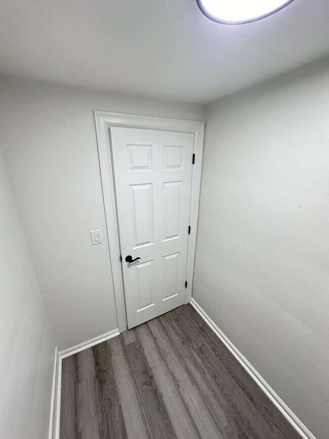 Building Photo - 109 S 7th Ave