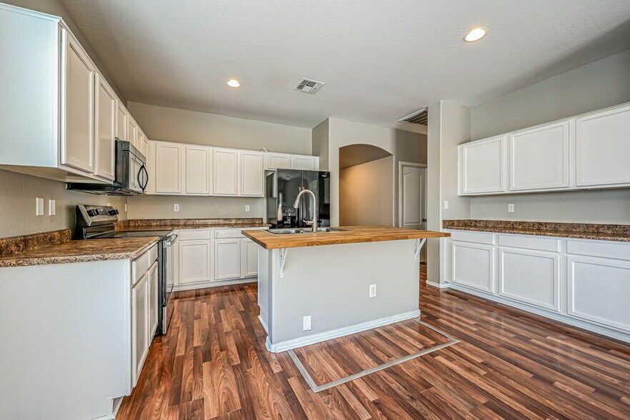Building Photo - 16994 W Manchester Dr