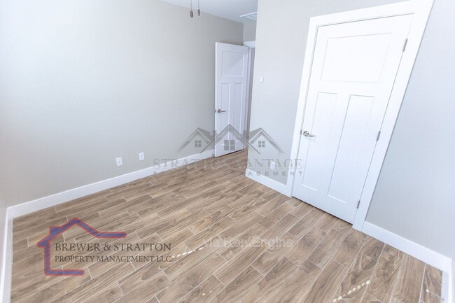 Building Photo - 2324 W Mobile Ln