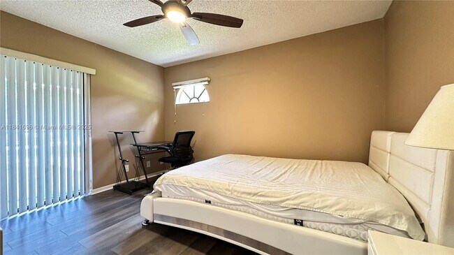 Building Photo - 4260 Village Dr