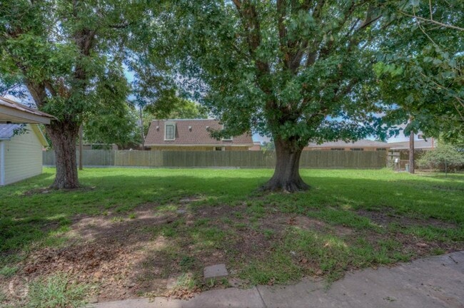 Building Photo - 425 Plaza Cir