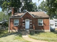 Building Photo - Updated 3 Bed 1 Bath w/Large Yard
