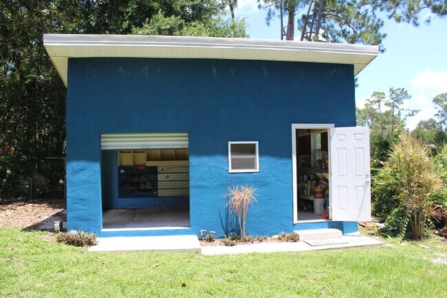 Building Photo - Beautiful 2 bedroom Lakefront Home