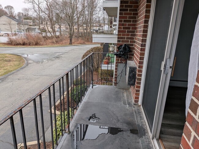 Building Photo - 83R Hobart St