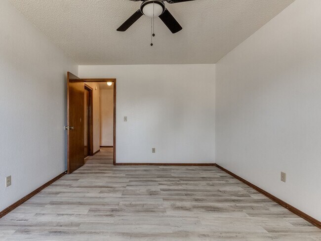 Building Photo - 3 Bed 2 bath!