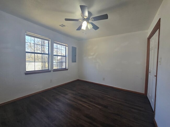 Building Photo - 4 Bed 2 Bath at Shawnee