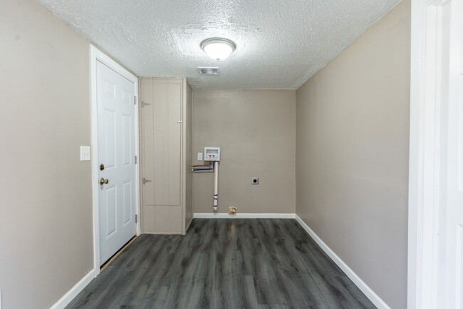 Building Photo - Beautiful 3 bed 1 bath!