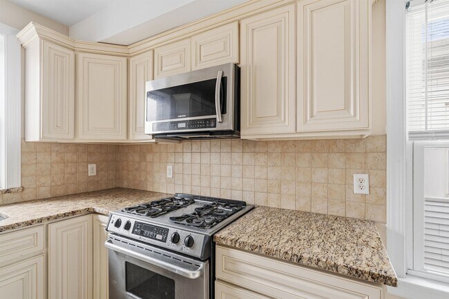 Building Photo - 168 Woodside Ave