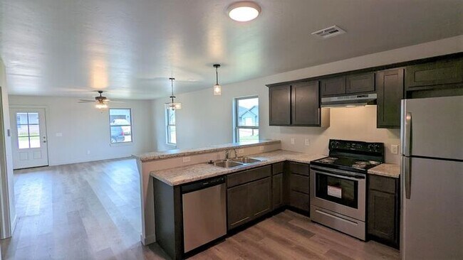 Building Photo - 2 Bed 2 Bath 1 Car Garage in the Eastpointe Village Moore, OK