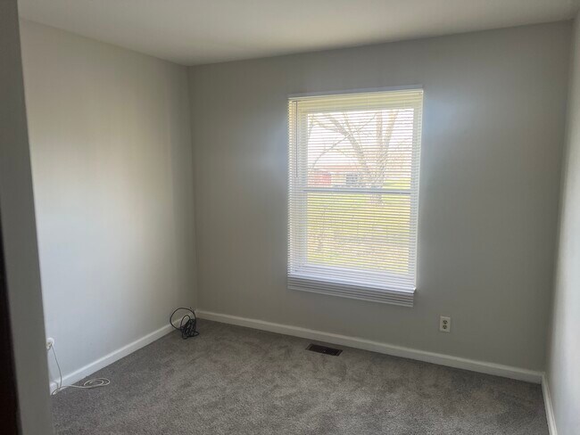 Building Photo - 824 W 59th Pl