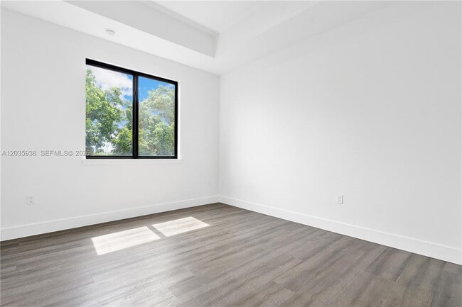 Building Photo - 440 E 16th St