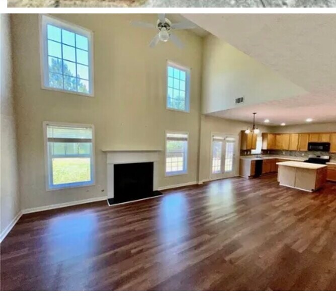 Building Photo - 2274 Longmont Dr