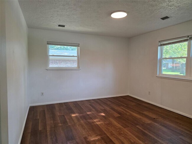 Building Photo - 2708 N Holloway Ave