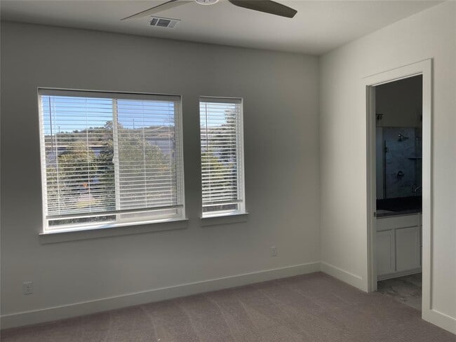 Building Photo - 2050 Lohmans Spur Rd