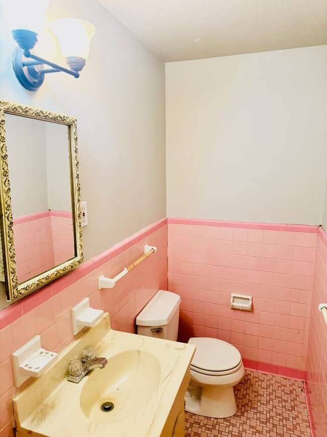 Building Photo - 3 Bed 1.5 Bath Home In Morningview *** Call 334-366-9198 to Schedule a Self Tour!