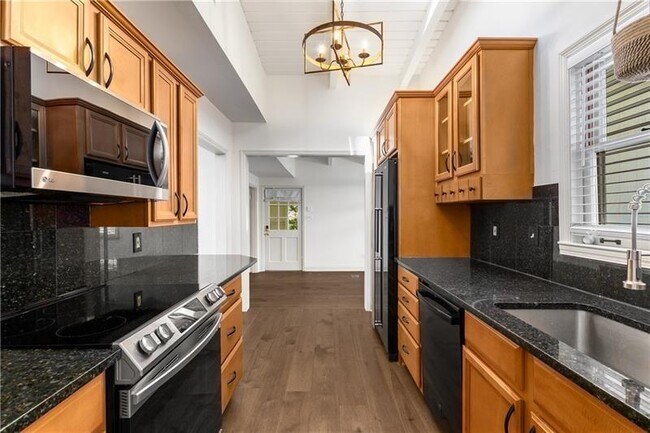 Building Photo - 130 Putnam Cir NE