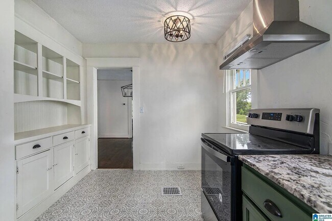 Building Photo - Charming Craftsman Bungalow in South East Lake