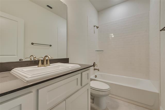 Building Photo - 617 Montrose Dr