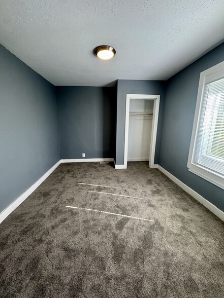 Building Photo - 616 E 6th St