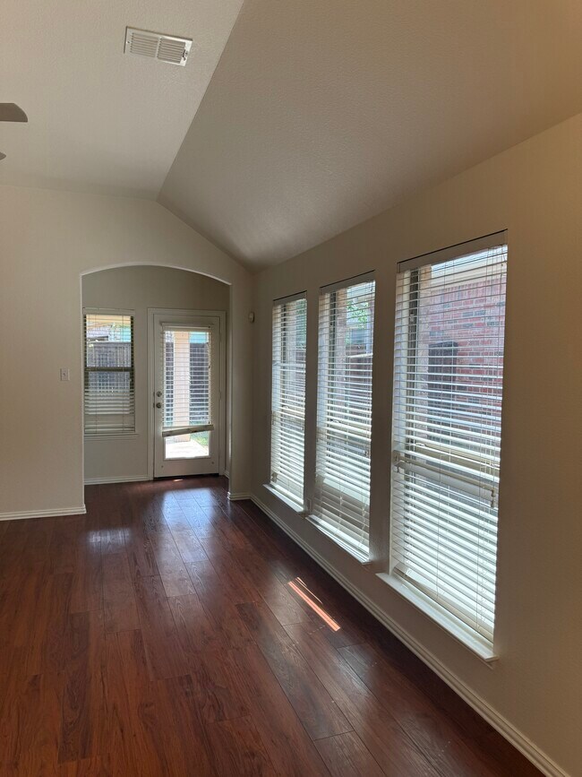 Building Photo - 377 Kirby Dr
