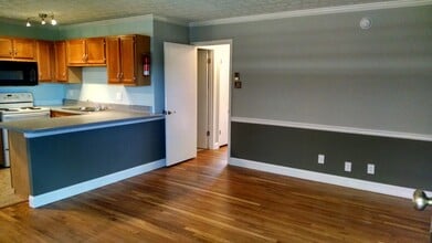 Building Photo - Renovated 2BR/1BA Condo – Prime UTK Location!