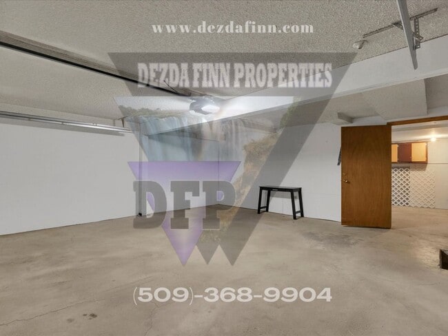 Building Photo - 3,700 sqft of Quiet Luxury & Stunning Views
