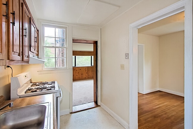 Building Photo - Blocks to Crystal City Metro and just minutes to Washington, D.C. via the 14th Street Bridge