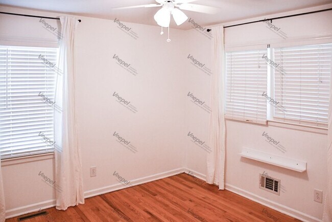 Building Photo - 3 Bed, 1 Bath Home with Garage in Prime Kansas City Location
