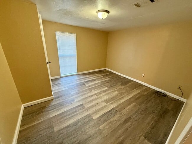 Building Photo - Newly Renovated, spacious 4 bedroom / 3 bath