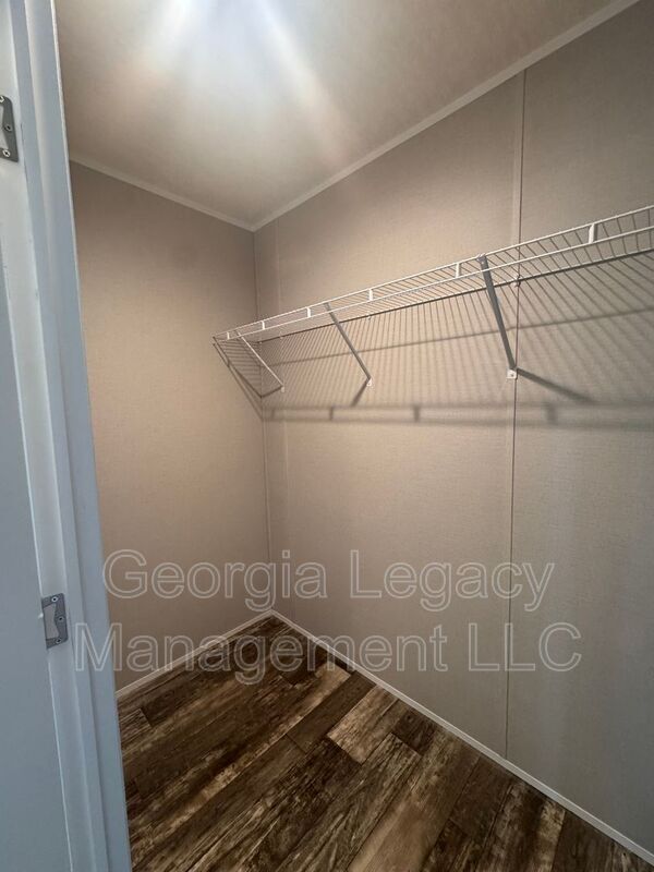 Building Photo - 552 Sewell Mill Rd