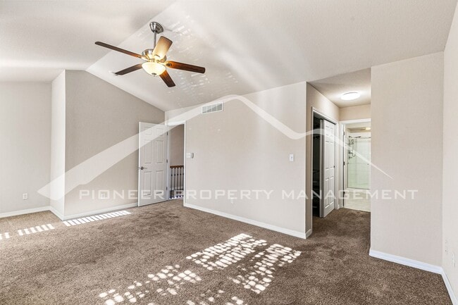 Building Photo - Spacious Townhouse with Fenced Patio and Washer/Dryer