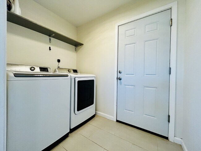 Building Photo - Gorgeous 3 bd, 2.5 ba on 1 acre