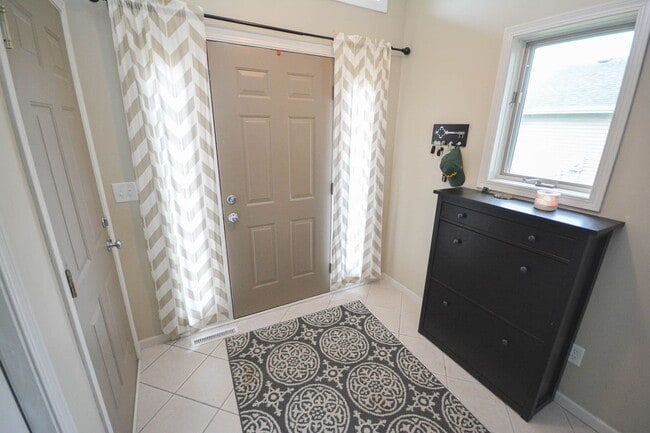 Building Photo - Exceptional home in Badger Ridge area of Rochester!