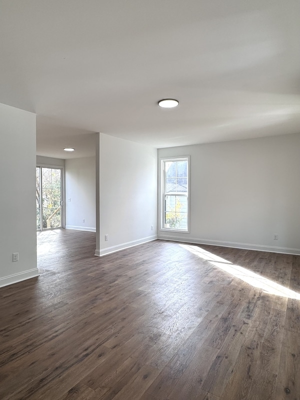 Building Photo - 427 Lakeland St