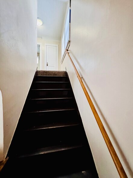 Building Photo - 625 Hawthorne Ave E