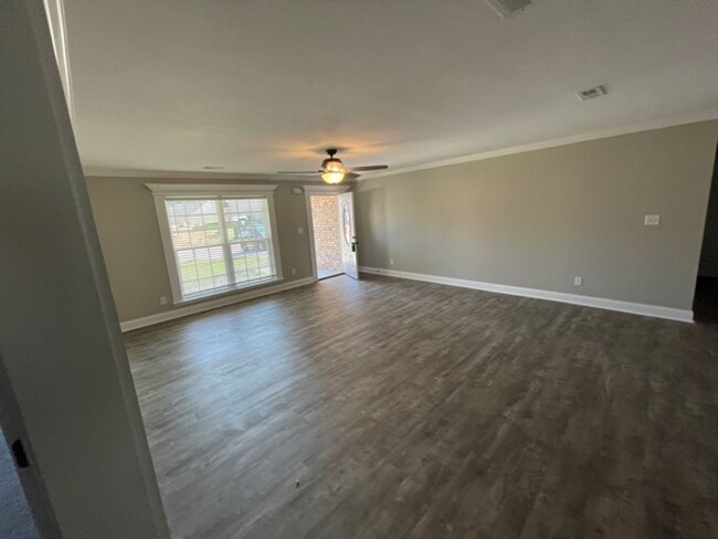 Building Photo - Maryville 37803 - 3 bedroom, 2 bath ranche...