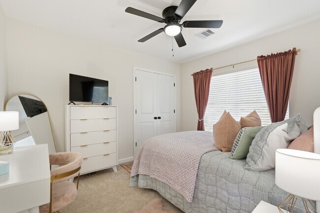 Building Photo - 712 E Kuehn St