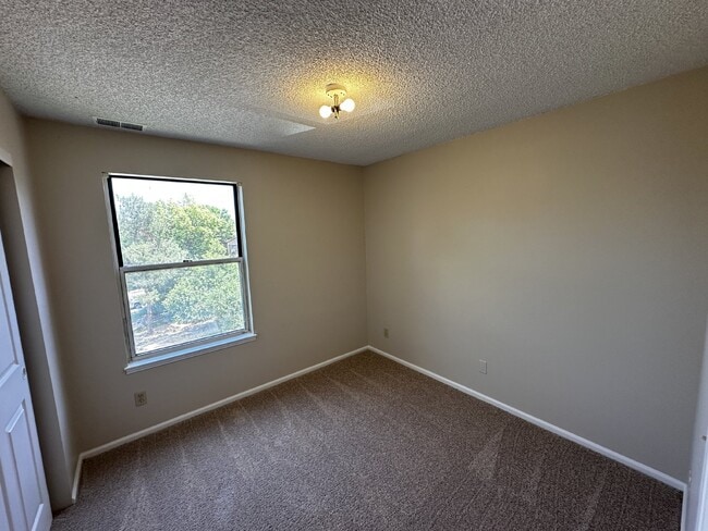 Building Photo - AVAILABLE NOW!  Charming Chestnut Condo!
