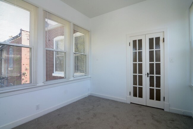 Building Photo - 3449 Iowa Ave